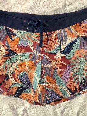 Patagonia Wayfarer Board Shorts Size 6 Tropical Print Swim Hiking Active